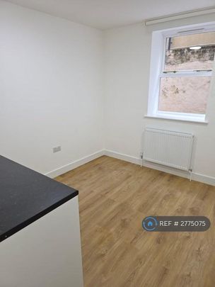 1 bedroom in a flat share to rent - Photo 1