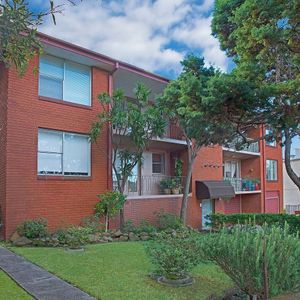 Stylish Two Bedroom in the Heart of Summer Hill - Photo 2