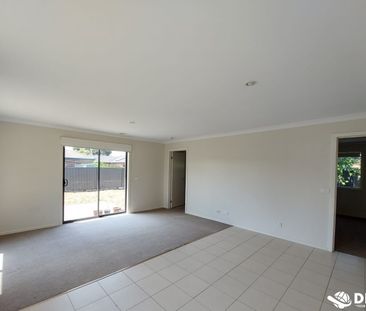 Spacious House with excellent Location in Tarneit - Photo 4
