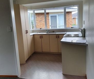 Spacious 2 bdrm house with a single secure garage - Photo 2