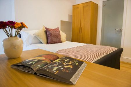 1 bedroom in a house share to rent - Photo 2