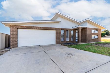 FAMILY HOME IN GOBBAGOMBALIN - Photo 4