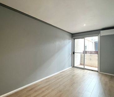 Modern two bedroom apartment in convenient location - Photo 3