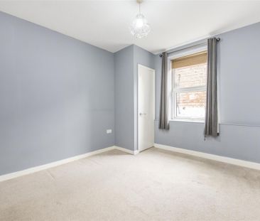 1 bed Apartment To Let - Photo 5