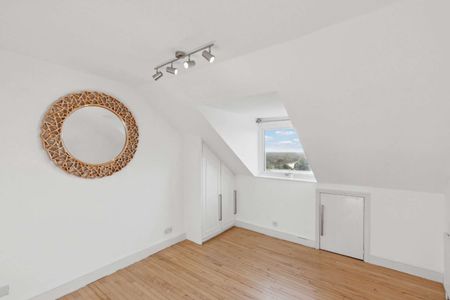 Bright and spacious split level apartment on Richmond Hill - Photo 2