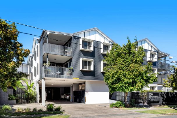 Modern Apartment with Leafy Courtyard Living - Photo 1