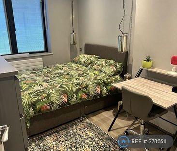 1 bedroom in a flat share to rent - Photo 2