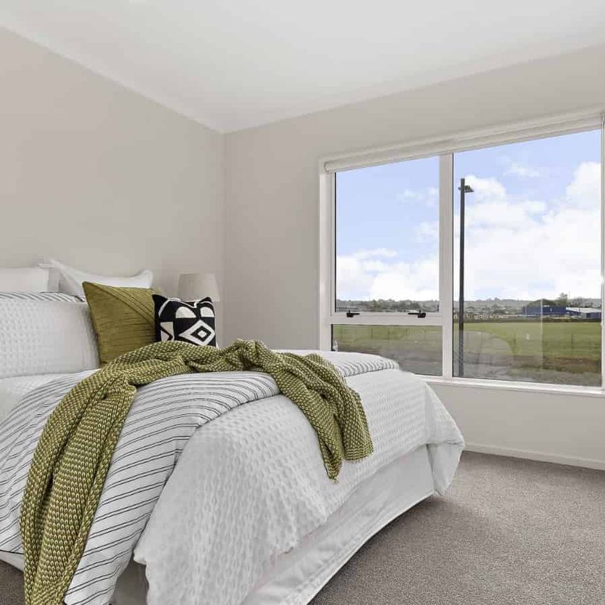 Space, Grace and across the park! - Photo 1