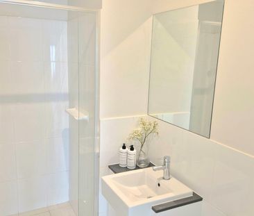 Open the door to effortless style - Photo 5