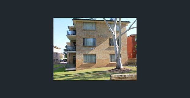 BRIGHT TOP FLOOR FULLY RENOVATED UNIT - Photo 1