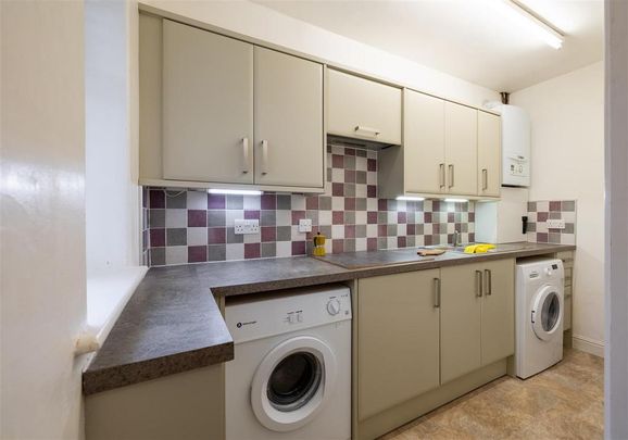 4 bedroom private hall to rent - Photo 1