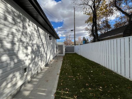 Spacious 4 Bedroom Home In Desirable Highlands – Character, Comfort & Convenience! - Photo 4