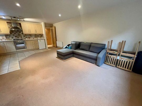 SPACIOUS ONE BEDROOM, TOWN CENTRE (P05092) - Photo 1