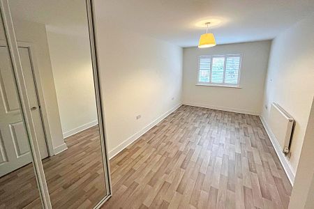 Alderson Grove, Walton-on-Thames, Surrey, KT12 - Photo 3