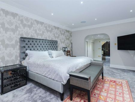 Detached gated home located in a much sought after private road. Refurbished to a high standard and specification throughout offering nearly 6000 sq.ft of accommodation on three floors - Photo 5