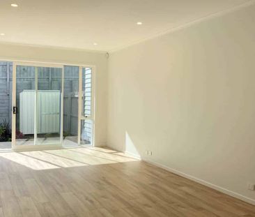 Cute as Button! - Photo 1