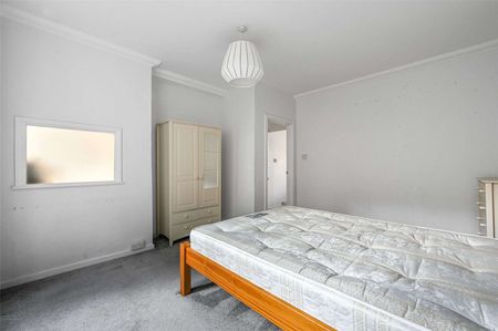 A spacious three bedroom apartment only a short walk from Lambeth North and Waterloo station. - Photo 3