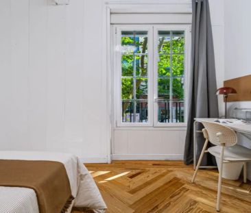 Room in a shared 9-bedroom apartment for rent in Castellana, ideal for students and professionals. - Foto 3