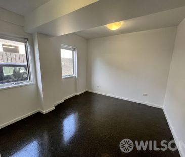 Modern 1 bedroom apartment with private courtyard - Photo 3