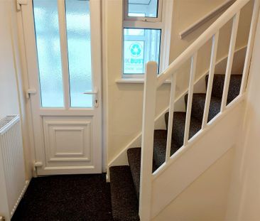 3 bedroom Semi-detached house to rent - Photo 2