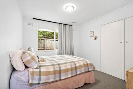 Renovated Family Abode in Tranquil Queens Park - Photo 4