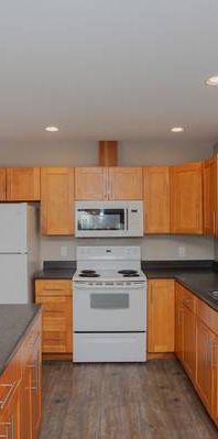 *** RENOVATED 3 BR 2 BATH UPPER SUITE @ VIU!! *** - Photo 1