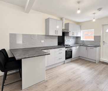 3 bedroom flat to rent - Photo 4