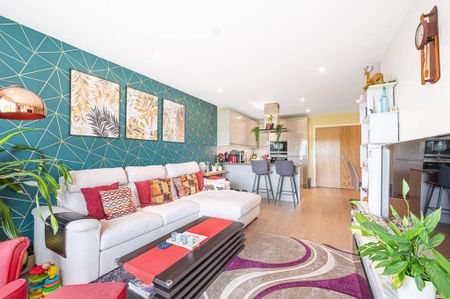 3 bedroom flat to rent - Photo 2