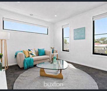 CONTEMPORARY ELEGANCE - Photo 1