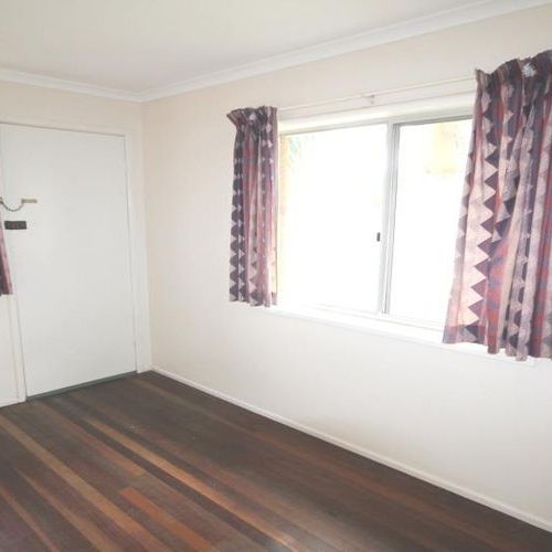 AIR CONDITIONED 2 BEDROOM BRICK UNIT WITHIN AN EASY WALK TO THE ROCKHAMPTON HOSPITAL. - Photo 1