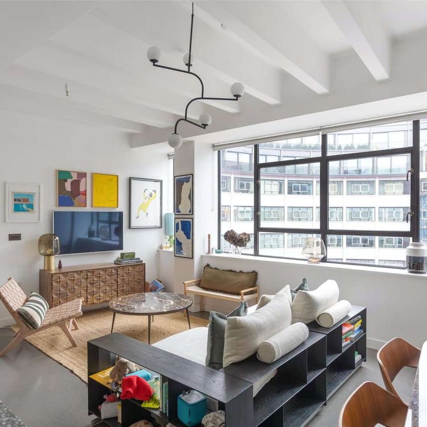 A fantastic 2 bedroom apartment in the iconic Television Centre development with parking and additional storage. - Photo 1