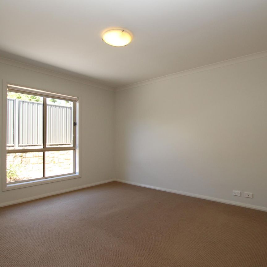 ELEGANT TOWNHOUSE, GREAT LOCATION! - Photo 1