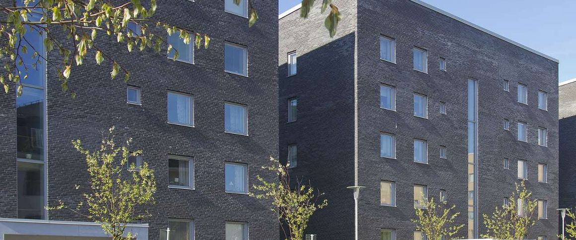 Varmhyra. I hyran ingår 31 m3 varmvatten per år. Avstämning och kostnadsreglering görs månadsvis. Hushållsel och komfortgolvvärme i badrum och hall samt ev extra värme ingår inte i hyran. - Foto 1