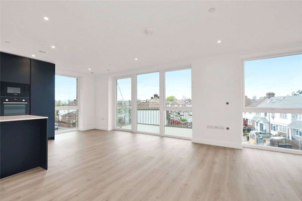 A fantastic three bedroom apartment available in an exceptional London canal side development. - Photo 1