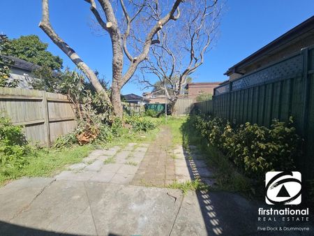 Charming 2-Bedroom Semi with Spacious Backyard - Photo 5