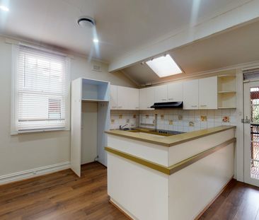 Freshly Painted Edwardian Home in a Coveted Carlton North Pocket - Photo 6