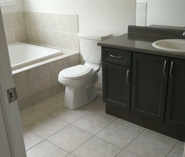 For Lease - 15 Durblee Avenue, Aurora, Ontario - Photo 6