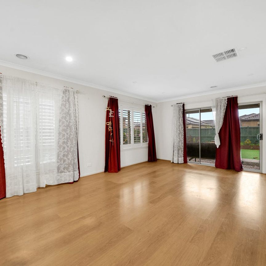 Luxury, Space & Energy Savings – Stunning 5BR Home in Tarneit - Photo 1