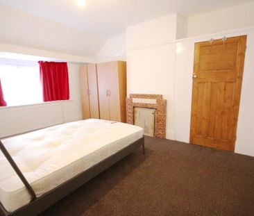 4 bedroom semi-detached house to rent - Photo 3