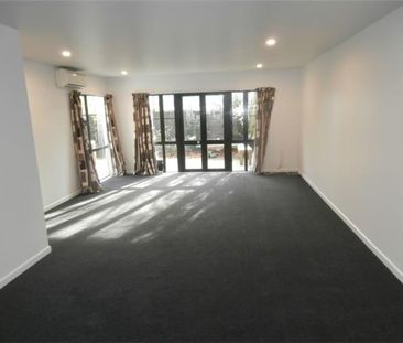 5/4 Brockworth Place, Riccarton, Christchurch City - Large Townhous... - Photo 2