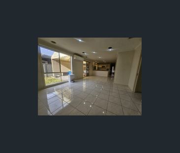 Family home in Cranbourne East - Photo 3