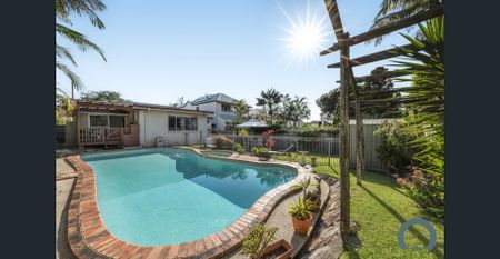 FAMILY HOME WITH RESORT-STYLE ENTERTAINING - Photo 3