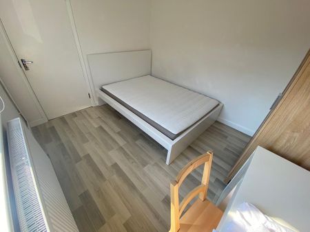 4 bedroom semi-detached house to rent - Photo 4