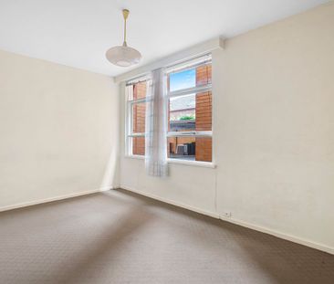 Conveniently Located Ground Floor Apartment With Brand-new Carpet - Photo 4