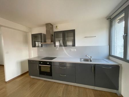 Location Appartement 4 pièces 113m² FONTENAY LE COMTE 85200 - Photo 5