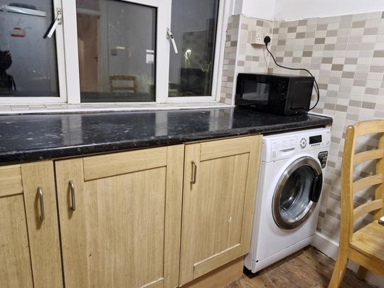 3 bedroom flat to rent - Photo 1