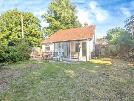 St. Johns Road, Farnborough, GU14 - Photo 4