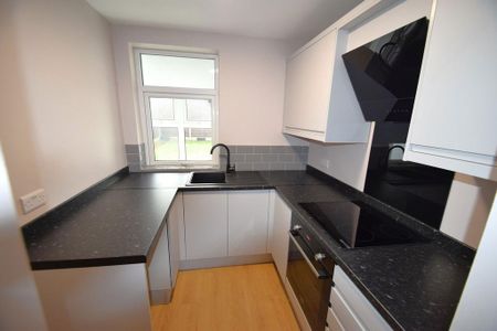 2 bedroom end of terrace house to rent - Photo 5