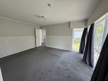 3 bedroom House -Central Henderson location - Photo 2