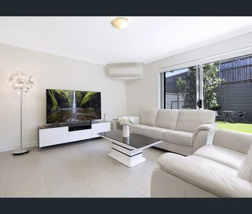 Stylish Townhouse, Private Courtyard, Double Garage, Close to all A... - Photo 3
